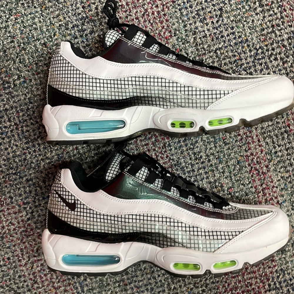 Nike - Picture 2 of 7